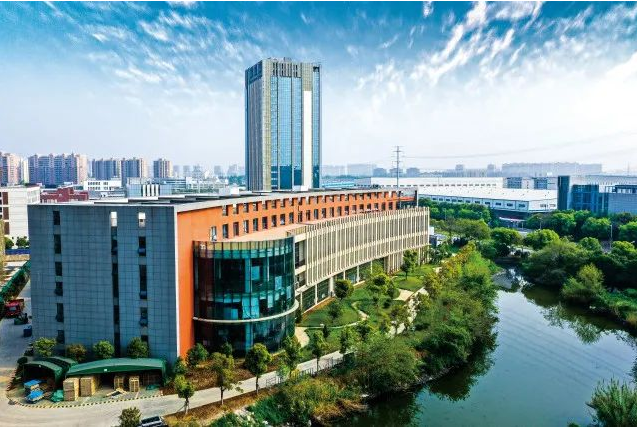 大厂涌入教育市场，这家智慧黑板企业如何突破重围