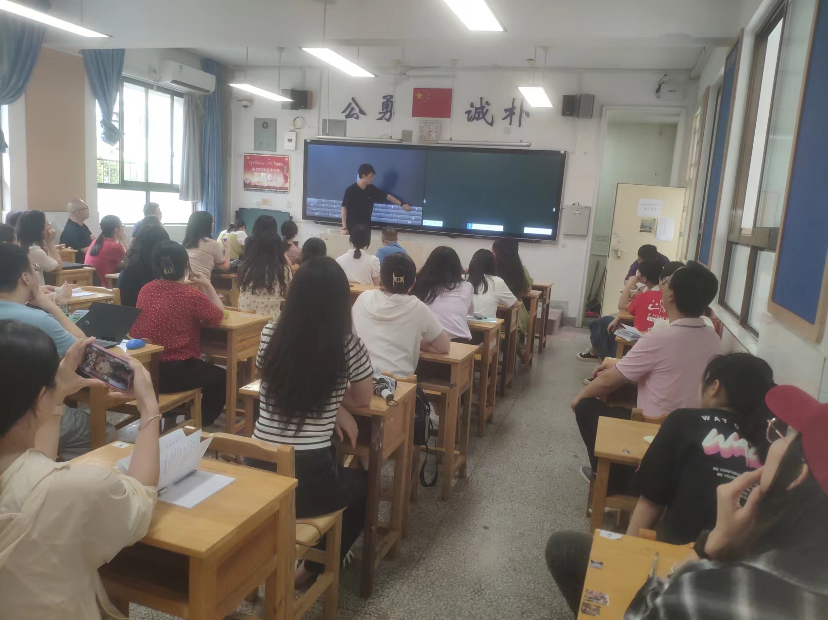 欧帝科技革新教育体验：Odin DTX与智慧黑板的和谐共舞