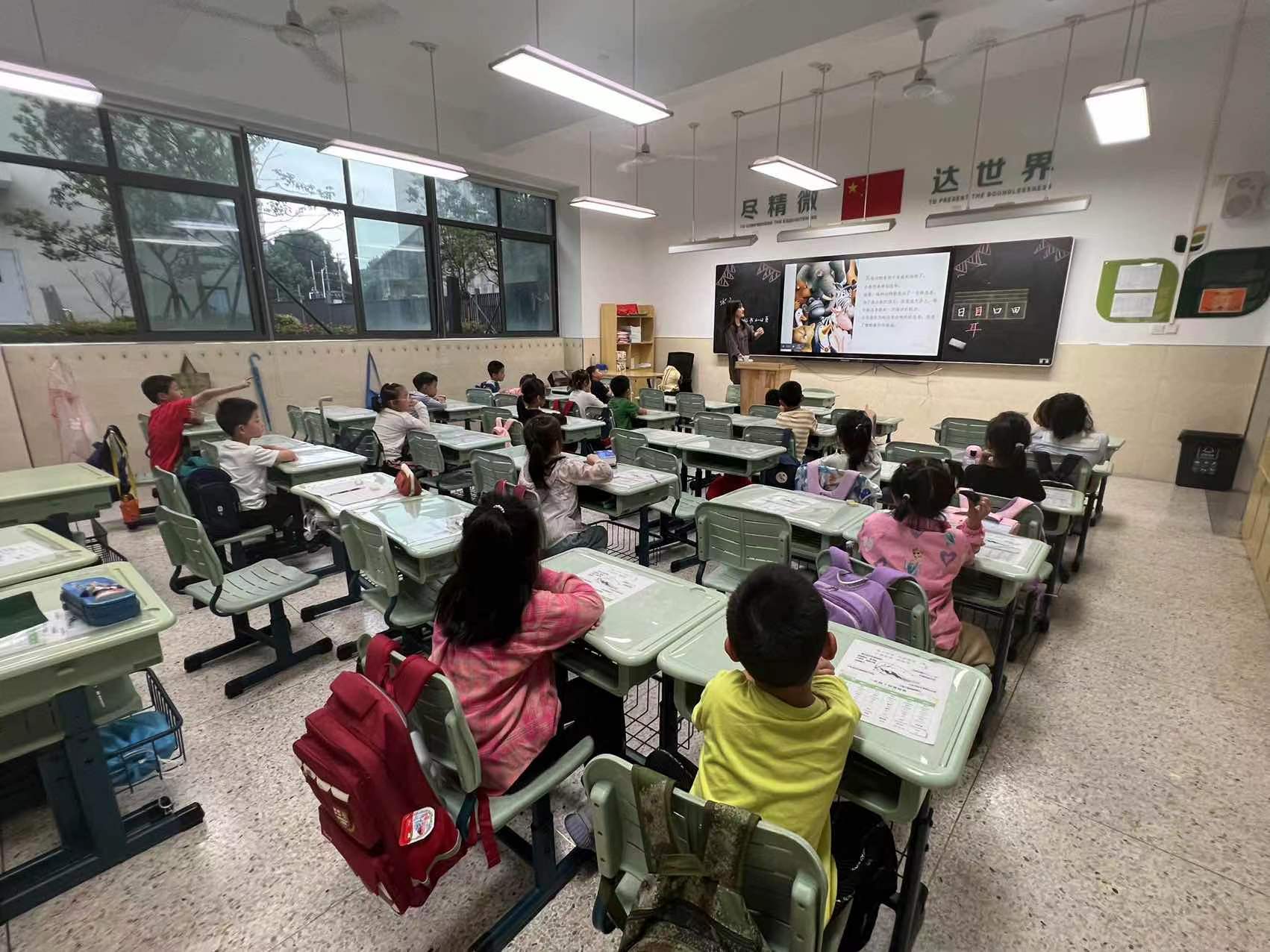 欧帝科技革新课堂：移动录播车与智慧黑板的协同魅力
