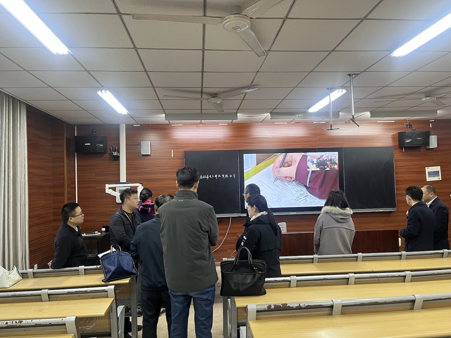 江苏省教育装备管理中心专家组赴三所试点学?？疾熘悄苁质笛抵斩讼钅?
                        />
                      </div>
                      <div   id=